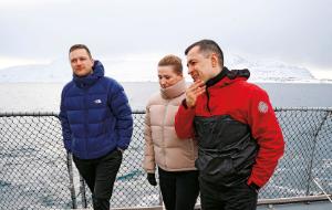 Od lewej: Jens-Frederik Nielsen, szefowa rządu Danii Mette Frederiksen i były premier Grenlandii Múte Bourup Egede na okręcie u brzegów Nuuk
