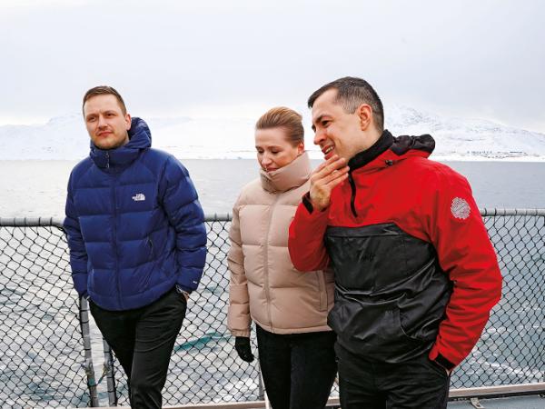 Od lewej: Jens-Frederik Nielsen, szefowa rządu Danii Mette Frederiksen i były premier Grenlandii Múte Bourup Egede na okręcie u brzegów Nuuk