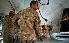 Kapitan Felix Almonte (na pierwszym planie) odpowiada za łączność. Na ćwiczeniach również za tę z dziennikarzami.