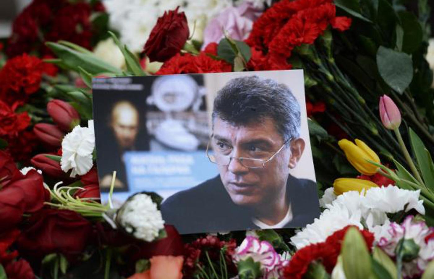Tysiące mieszkańców Moskwy złożyło kwiaty na moście, na którym zamordowano polityka.
