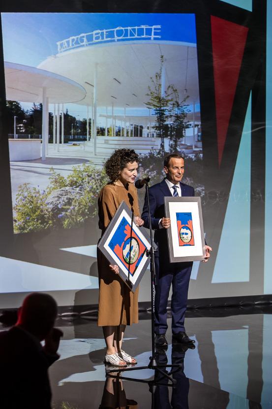 Nagrodę Grand Prix za Targ Błonie odbierają Aleksandra Wasilkowska i Zenon Reszka, burmistrz Błonia.