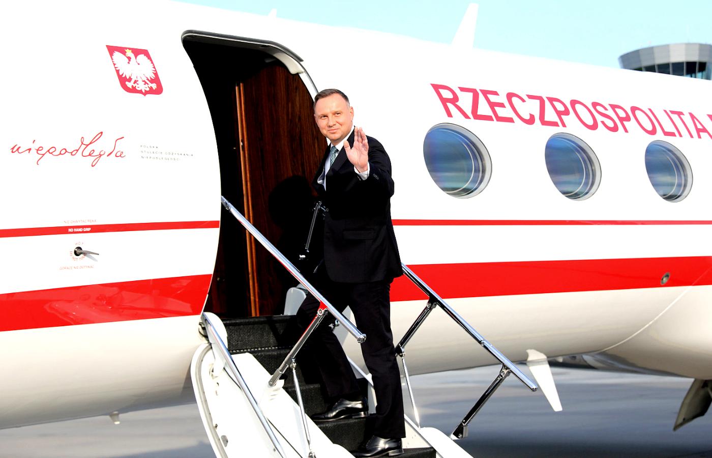 Andrzej Duda wsiada na pokład prezydenckiego samolotu.