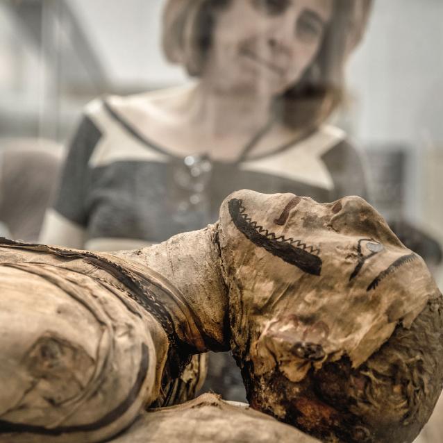 Mumia z kartonażem (cartonnage, czyli wykonana z warstw płótna i gipsu maska) z British Museum.