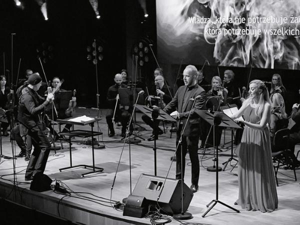 Prapremiera „Pokory” w tyskiej mediatece. Po prawej: Joanna Freszel (Agnes) i Sebastian Szumski (Alois). Po lewej: dyrygent Marek Moś.