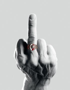 „Najbardziej wyrazisty przykład moralnego szantażu i insynuowania przeciwnikom złych intencji było widać przy okazji sprawy pochówku prezydenta na Wawelu.”.