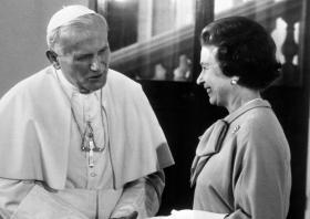 Elżbieta była pierwszym brytyjskim monarchą od czasów reformacji, który gościł u siebie papieża. Miało to miejsce w 1982 roku.
