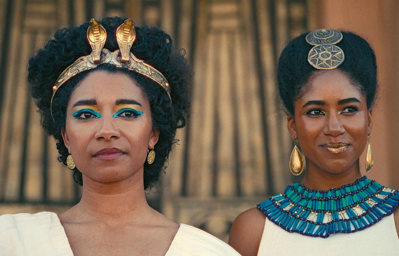Po lewej: Adele James jako królowa Kleopatra
w fabularyzowanym dokumencie.