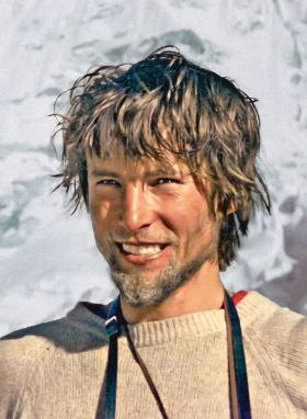 Wojciech Kurtyka podczas ekspedycji na Lhotse zimą 1974/75...