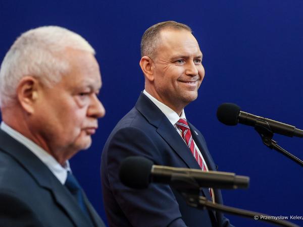 Konferencja prezydenta i szefa NBP miała jeden cel – chodzi o wytworzenie wrażenia, że unijny SAFE jest nam niepotrzebny.