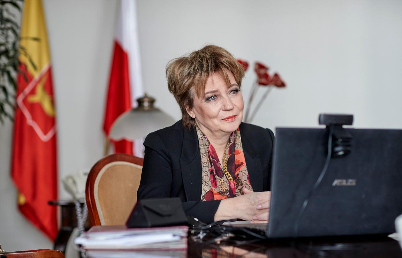 Prezydent Łodzi Hanna Zdanowska podczas zdalnej rozmowy. Kwiecień 2020 r.