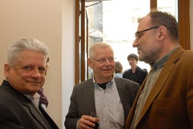 Juliusz Rawicz, juror z 'Gazety Wyborczej', Maciej Wierzyński z TVN 24 oraz Włodzimierz Kalicki z 'Gazety Wyborczej', laureat nagrody w roku 2007.