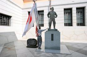Pomnik lotnika kamikadze w tokijskiej świątyni Yasukuni.
