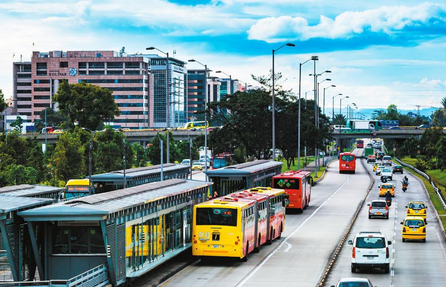 Bogota – stolica Kolumbii – chlubi się systemem transportu miejskiego TransMilenio ze specjalnymi pasami jezdni dla autobusów.