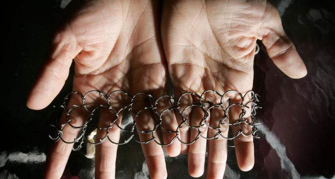 Numerariusze i numerarie żyją w celibacie, mieszkają w ośrodkach Dzieła i umartwiają się nosząc na udach cilice (drucianą kolczatkę) i samobiczując się.