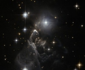 Niewielka i ciemna mgławica IRAS 0547+2502 w gwiazdozbiorze Byka. Odkryta  w 1983 roku. Teraz teleskop Hubblea zrobił jej dokładne zdjęcia. Wciąż nie wiadomo jednak, co ją oświetla i tworzy jasny kształt odróconej litery V na jej szczycie. Co to jest?