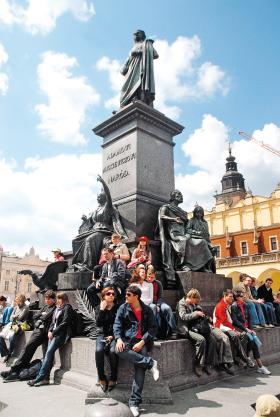 Miejscówki pod pomnikiem Mickiewicza zawsze w cenie.
