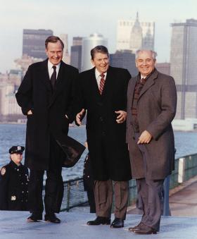 Prezydent USA Ronald Reagan, wiceprezydent George Bush i I sekretarz Michaił Gorbaczow, Nowy Jork, 1988 r.