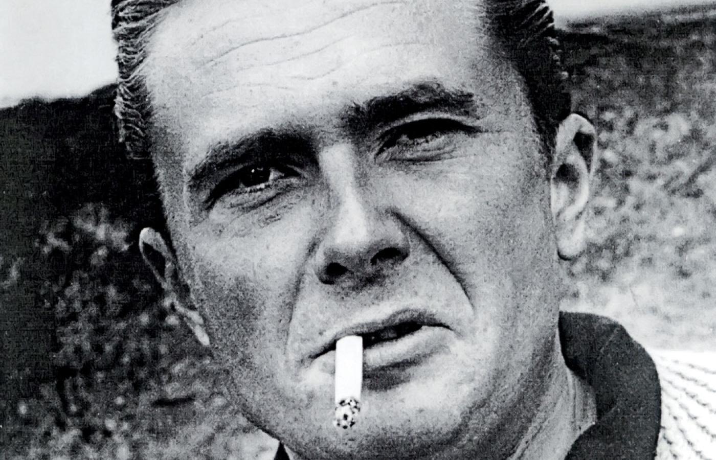 Marek Hłasko z papierosem. Fotografia z 1960 r.