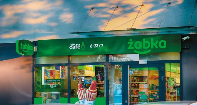 Formalnie franczyzobiorca jest niezależnym przedsiębiorcą: prowadzi własną działalność gospodarczą, zatrudnia ludzi, zarządza placówką.