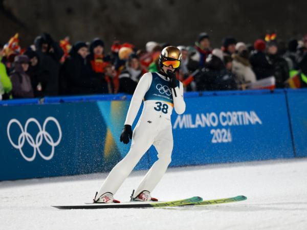 Kacper Tomasiak ma 19 lat i już dwa olimpijskie medale na igrzyskach w Mediolanie i Cortinie. Po srebrnym na normalnej skoczni zdobył brąz na dużej. 14 lutego 2026 r.