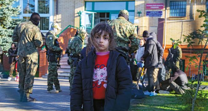 Kurdyjska dziewczynka z grupy uchodźców zatrzymanych na granicy w Szymkach.