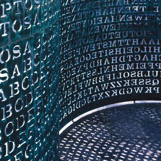 Kryptos, rzeźba stworzona przez amerykańskiego artystę Jima Sanborna, odsłonięta w 1990 roku przed siedzibą CIA w McLean w stanie Wirginia.