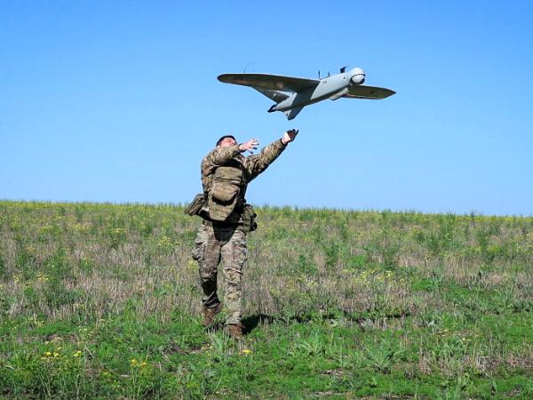 Ukraiński żołnierz z dronem Leleka w rejonie Doniecka, maj 2026 r.