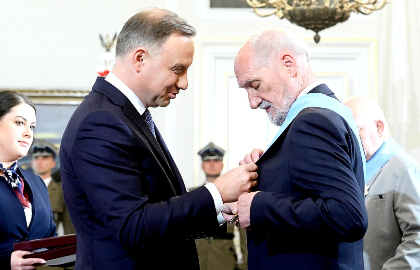 Antoni Macierewicz przyjmuje Order Orła Białego z rąk Andrzeja Dudy.