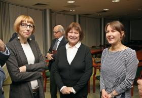Bankiet po wręczeniu Nagrody: Jolanta Zarembina (red. Pomocników Historycznych POLITYKI), Elżbieta Kępińska i laureatka Katarzyna Lincer.