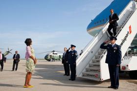 Michelle witająca Baracka na lotnisku im. Kennedy'ego w Nowym Jorku (2012 r.).