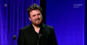 Laureat Paszportu Polityki 2013 w kategorii literatura, Ziemowit Szczerek, został zapytany przez Grażynę Torbicką o to, czy lubi Polaków.„Tak, i właśnie dlatego napisałem, to co napisałem, żeby Polacy mogli też polubić siebie. Żeby nie lubili siebie bezkrytycznie, bo co to jest za lubienie siebie na kolanach. Klękanie przed samym sobą nie ma sensu” – odpowiedział laureat.