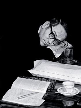 W Czytelniku przy ul. Wiejskiej bywał m.in. Tadeusz Konwicki (1976 r.)