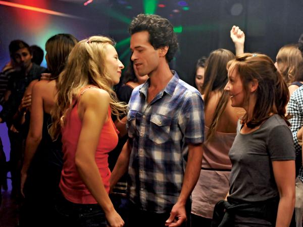 Kadr z filmu „Nowa dziewczyna”, reż. François Ozon