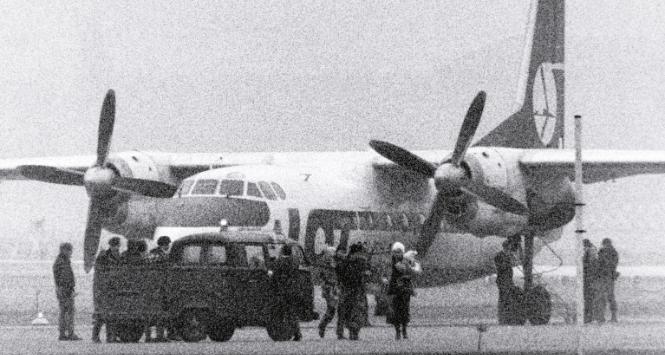 Samolot pasażerski porwany przez pilotującego go kapitana Czesława Kudełkę na lotnisku Berlin-Tempelhof, 12 lutego 1982 r.