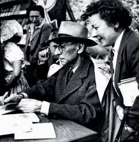 Antoni Słonimski podpisujący książki, 1957 r.