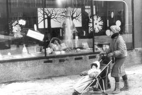 A tu pusto, bez kolejki przed sklepem. W roku 1983 oznacza to tylko jedno, nie „rzucono towaru” i w środku jest tylko obsługa oraz dekoracja na witrynie.