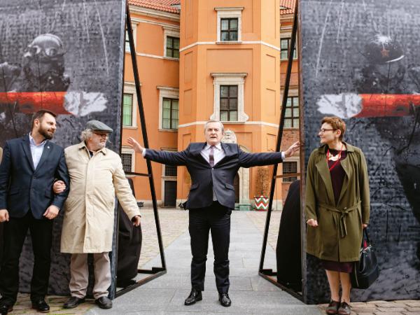 Piotr Bernatowicz (powołany później na szefa CSW), Jerzy Kalina, minister Piotr Gliński oraz dyrektor departamentu narodowych instytucji kultury Agnieszka Komar-Morawska podczas odsłonięcia pracy Jerzego Kaliny „Szlaban. Przejścia graniczne” na Zamku Królewskim w Warszawie.