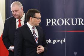 Centralny system sterowania prokuratorami polega też na tym, że nad Bogdanem Święczkowskim czuwa szef wszystkich szefów Zbigniew Ziobro i to on trzyma ster.