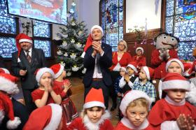 Słupsk, prezydent elekt Robert Biedron na Mikołajkach w ratuszu.