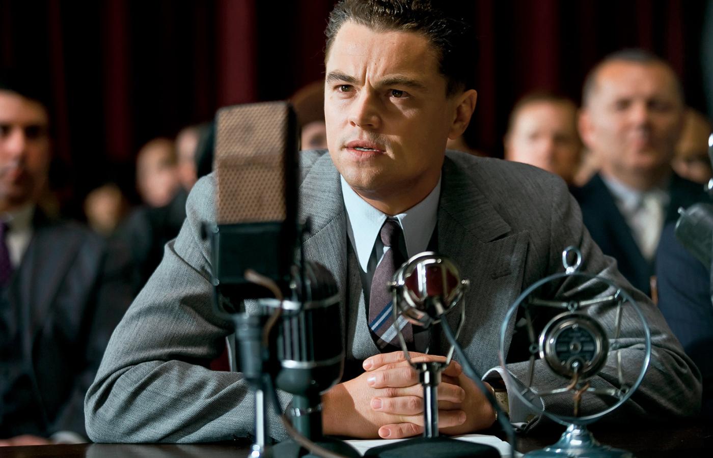 Film nie odpowiada na pytanie, czy Edgar Hoover (Leonardo DiCaprio) był szeryfem walczącym o porządek, czy paranoikiem.