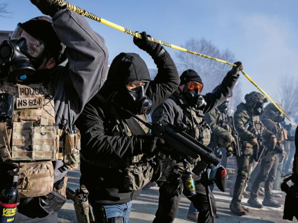 Agenci ICE pacyfikują protest w Minneapolis po śmierci Alexa Prettiego.