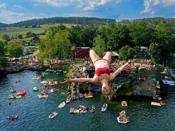 Od ponad dwudziestu lat w okolicznym zalanym kamieniołomie organizuje się tu mistrzostwa Czech w cliff divingu.