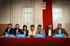 Wybory Prezydenta RP 2010. Członkowie Obwodowej Komisji w Starym Korninie. Od lewej: Janusz Gajewski, Michał Leoniuk, Alina Leoniuk - Przewodnicząca, Wiera Borowik, Janina Ruczaj, Jan Surel, Jan Kuptel.