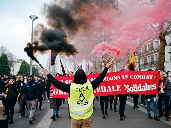 Macron zagrał va banque, ryzykując własnym stołkiem, ale ryzyko się opłaciło, bo rząd przetrwał, a reforma zostanie wprowadzona.