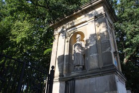 Bolesławiec, wejście na porosyjski cmentarz, z prawej strony bramy figura rosyjskiego żołnierza z epoki wojen napoleońskich. Miasto leży na Dolnośląskiej Drodze św. Jakuba