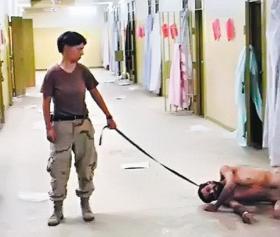 Pokazane w filmie prowadzenie na smyczy to replika żenujących wyczynów Amerykanów w irackim więzieniu Abu Ghraib.