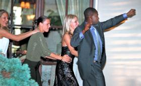 W sobotę po południu szykowano się do przyjęcia weselnego we włoskiej restauracji St. Antonio w Ogrodzie Saskim. Po 16.00 nadjechali państwo młodzi. Kilkadziesiąt osób bawiło się do północy.