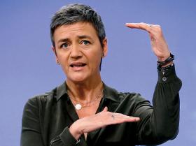 Od czasu objęcia władzy przez PiS pani komisarz uchodzi za przeciwnika polskiego rządu.