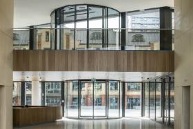 Przede wszystkim w niezwykle starannie zaprojektowanej, a przecież skomplikowanej, rozrzeźbionej bryle.