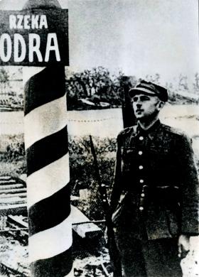 Polski słup graniczny na Odrze, 1945 r., fotografia propagandowa